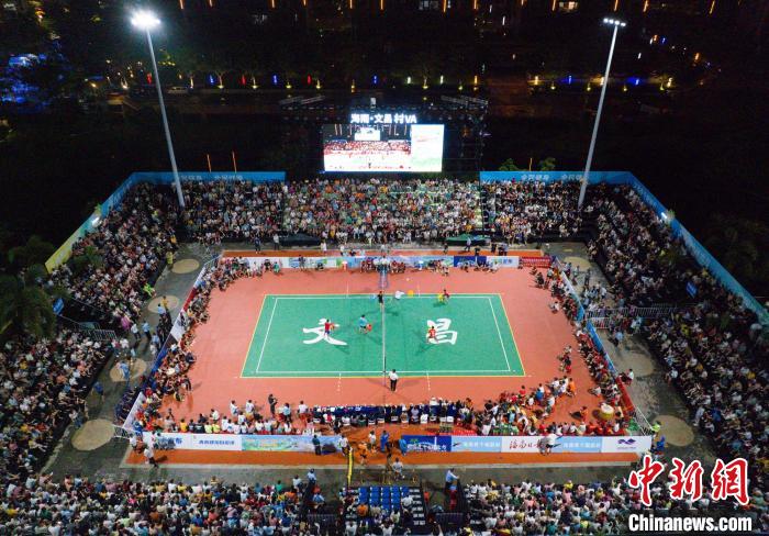 文昌海风中的板凳排球：村落广场汇聚欢乐的独