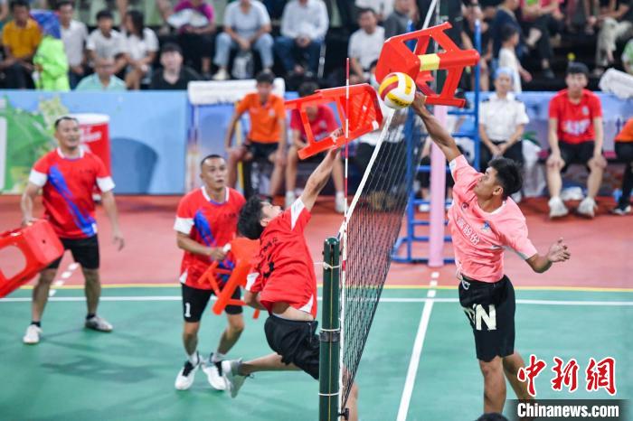 文昌海风中的板凳排球：村落广场汇聚欢乐的独