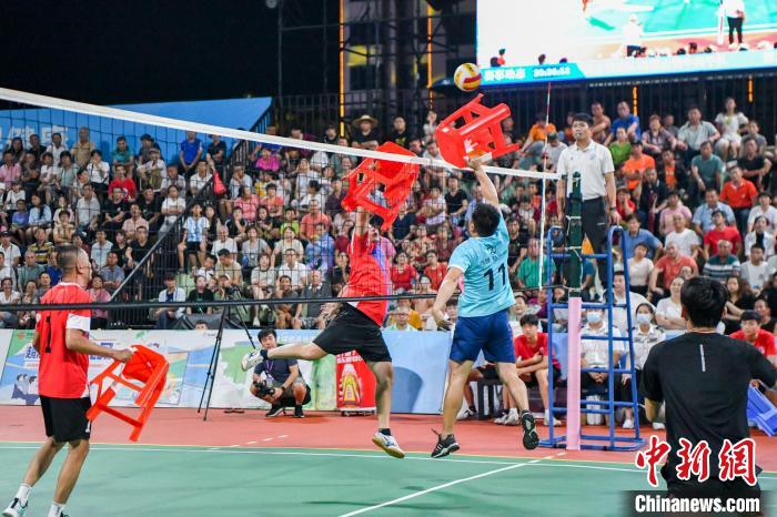 文昌海风中的板凳排球：村落广场汇聚欢乐的独