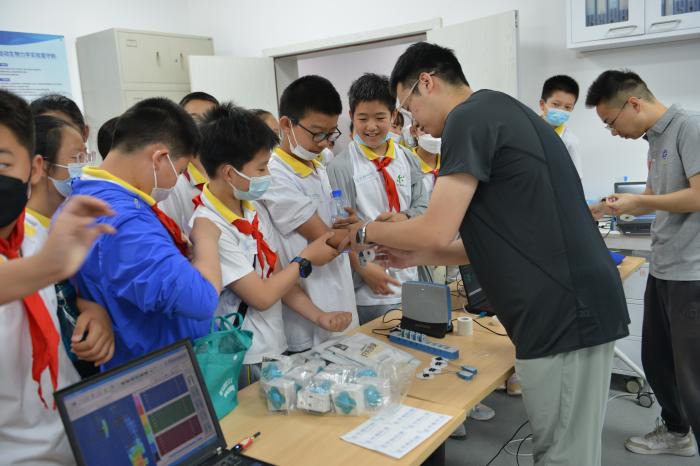 全民健身科普基地揭牌 体育科学知识走进校园