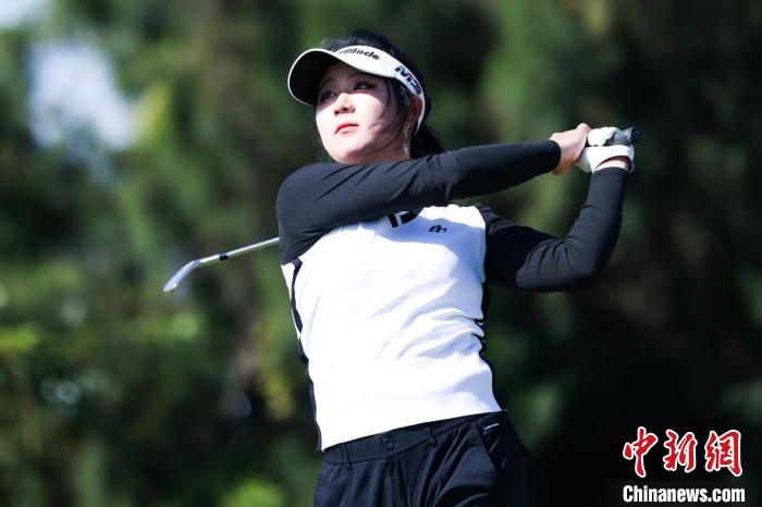 万媛媛冲到并列第三位 刘壮 摄