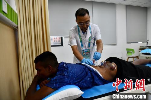 斯里兰卡跳高选手体验中医疗法缓解赛前紧张