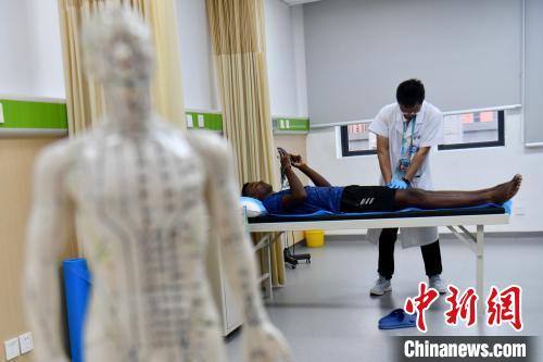 斯里兰卡跳高选手体验中医疗法缓解赛前紧张