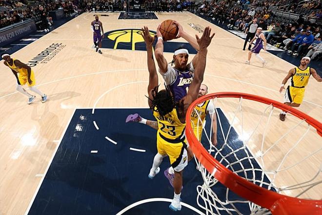 湖人替补中锋海斯砍21+10助胜步行者