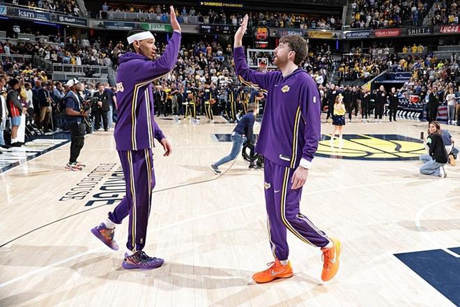 湖人替补中锋海斯砍21+10助胜步行者