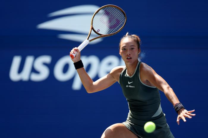 美网首轮郑钦文逆转击败阿尼西莫娃实现开门红