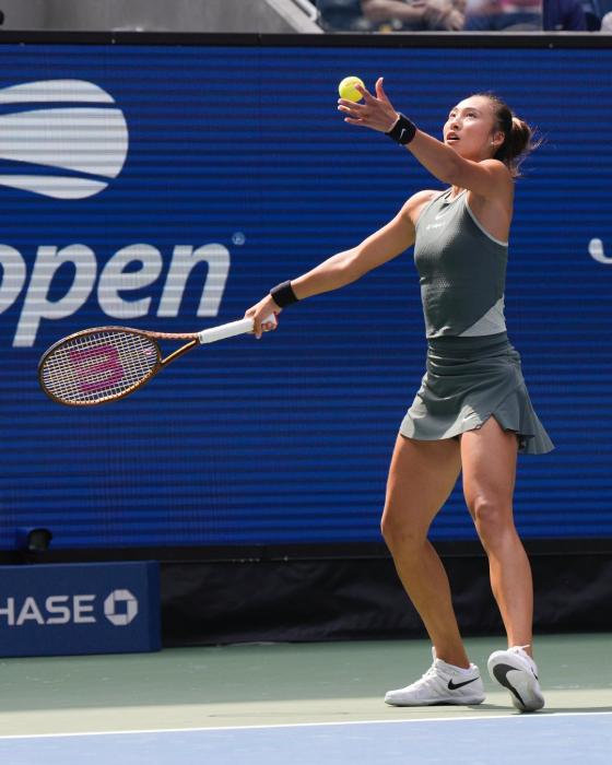 美网首轮郑钦文逆转击败阿尼西莫娃实现开门红