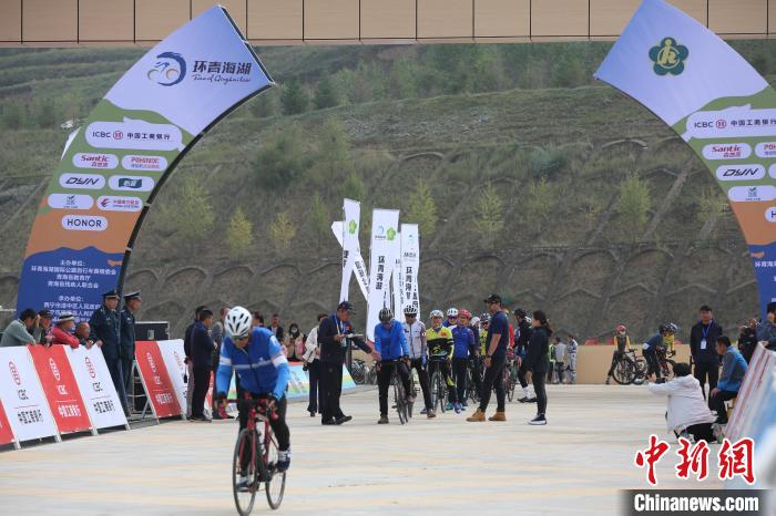 西宁举行的2024环青海湖大学生及残疾人公路自行