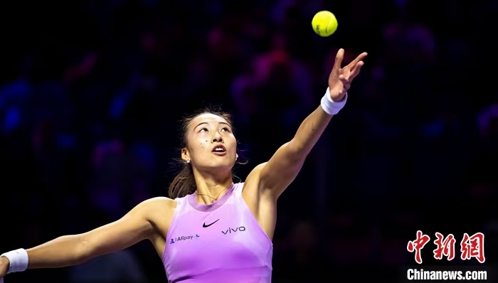 郑钦文首次参加年终总决赛便闯入半决赛，紫组