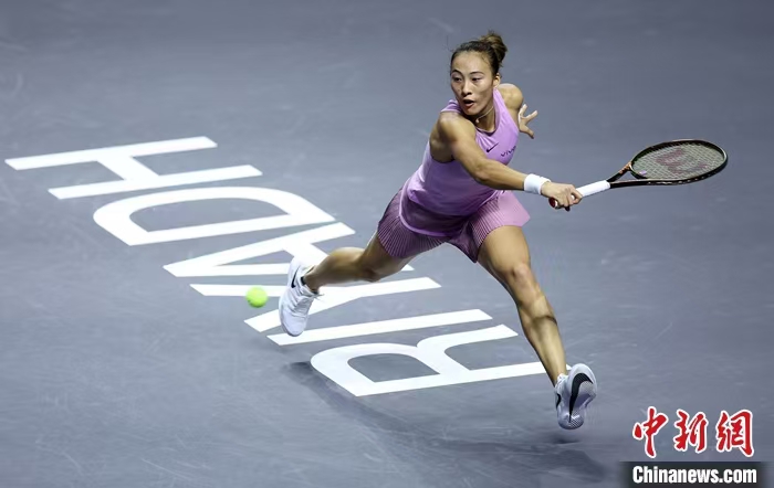 郑钦文首次参加年终总决赛便闯入半决赛，紫组