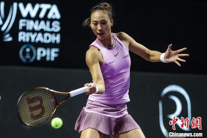 郑钦文首次参加年终总决赛便闯入半决赛，紫组